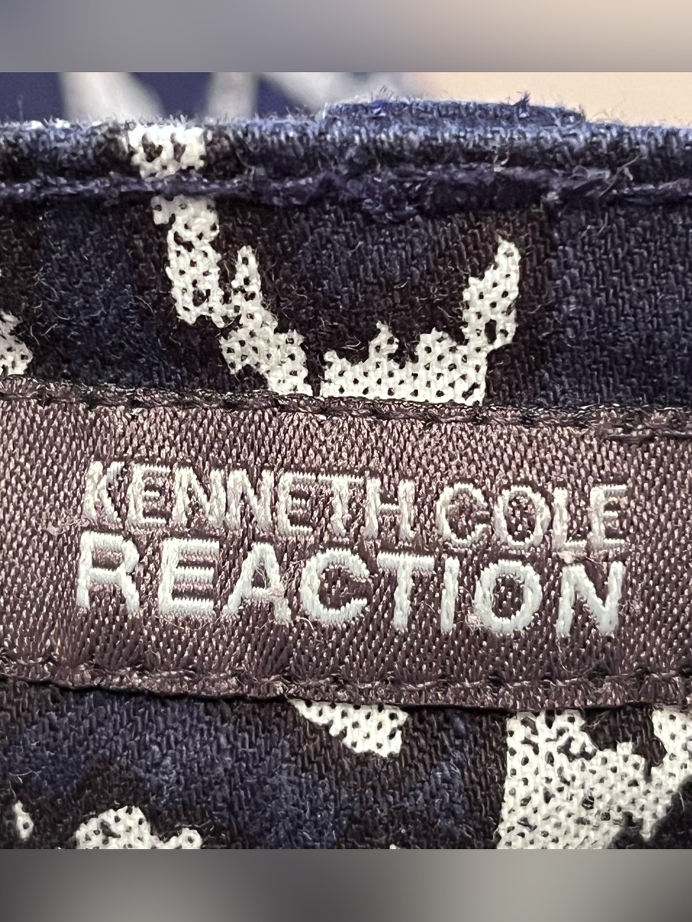 Kenneth Cole Reaction Woman’s Navy and White Loud Printed Cropped Jeans Size 6 - Picture 3 of 13
